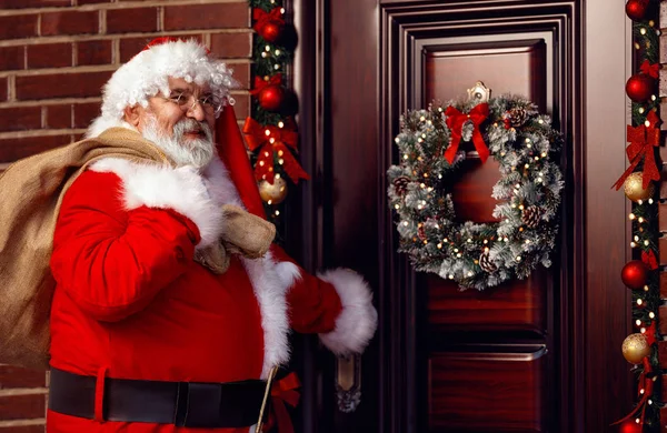 Santa Claus llega con el regalo en la noche de Navidad — Foto de Stock