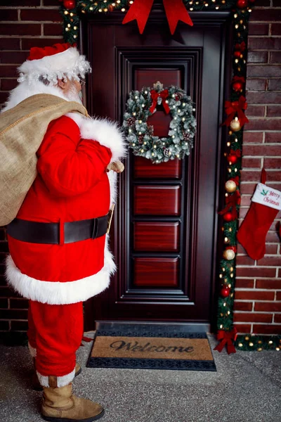 Weihnachtsmann kommt nachts mit Geschenk auf großer Tasche — Stockfoto