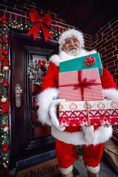 Llega Santa Claus y lleva mucho regalo de Navidad — Foto de Stock