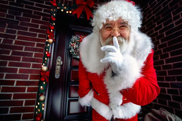 Dikey mutlu Santa Claus, dudaklarında parmak — Stok fotoğraf