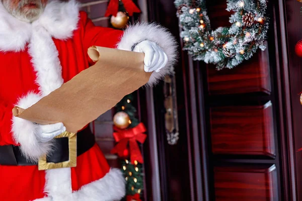 Санта-Клаус держит свиток бумаги — стоковое фото
