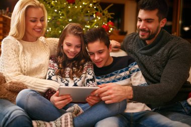 Aile Noel tatil fotoğraf tablet üzerinde seyir