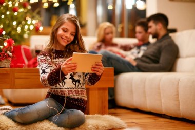 Aile, Noel, teknoloji, müzik konsepti - küçük kız 