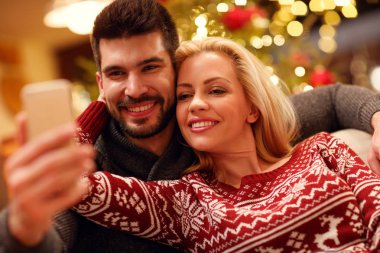 evde selfie fotoğrafını smartphone ile Çift