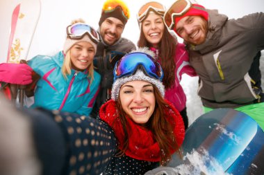 mutlu arkadaş karda eğleniyor. snowboard ve kayakçılar grup 
