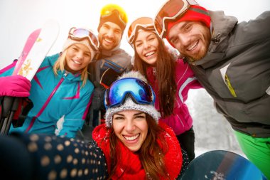 mutlu arkadaşlar eğlenmeye kış tatil snowboard ve kayakçı