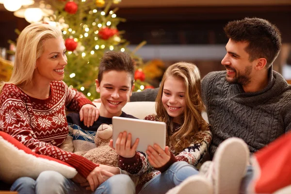 Rodzice z dziećmi oglądając zdjęcia Boże Narodzenie — Zdjęcie stockowe