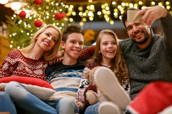 Familia en vacaciones de Navidad haciendo selfie juntos — Foto de Stock