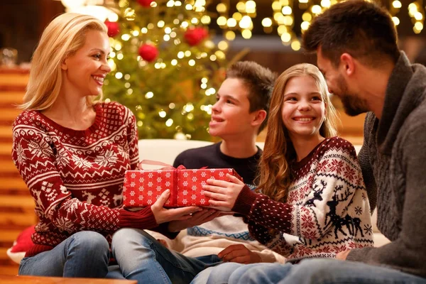 Heureuse famille échangeant des cadeaux pendant les vacances de Noël — Photo