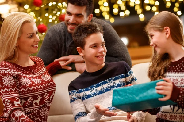 Hermana dar regalo a hermano en Nochebuena — Foto de Stock