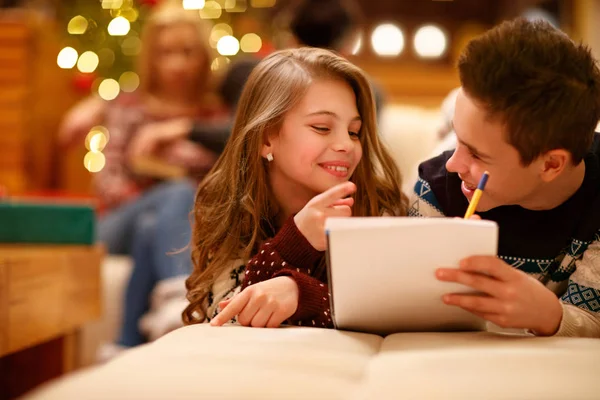 Chica con niño escribiendo deseos de Navidad —  Fotos de Stock