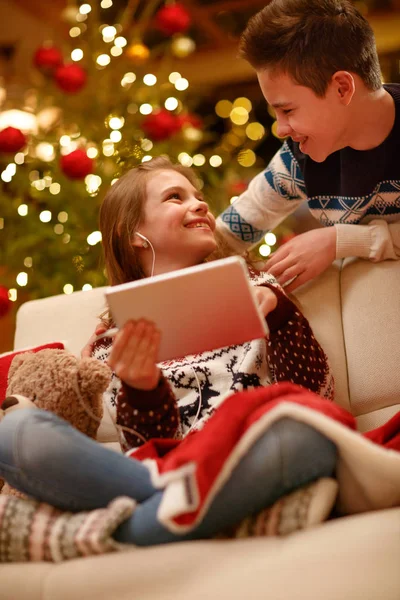 Τα παιδιά που χρησιμοποιούν ψηφιακή δισκίο την ημέρα των Χριστουγέννων — Φωτογραφία Αρχείου