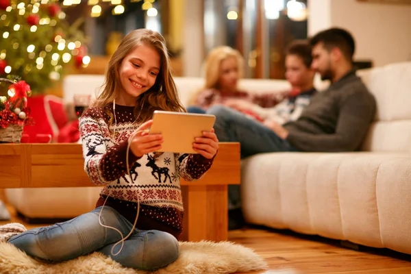 Семья, Рождество, технологии, музыкальная концепция - маленькая девочка с — стоковое фото
