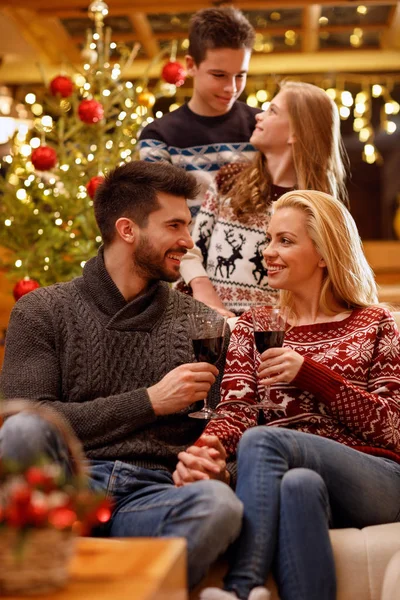 Véspera de Natal - família juntos — Fotografia de Stock