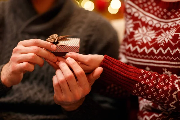 Romantico regalo a sorpresa per Natale — Foto Stock