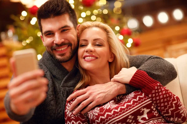 Natal, feriados, tecnologia e conceito de pessoas - casal tomando selfi — Fotografia de Stock