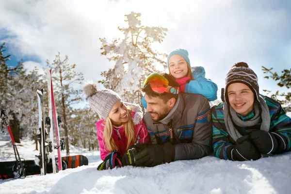 Ski, Schnee, Sonne und Familienurlaub im Winter — Stockfoto