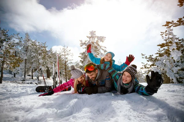 Familia en vacaciones de invierno - Esquí, nieve, sol y diversión —  Fotos de Stock
