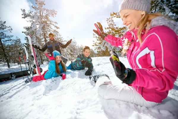 Família se divertindo - tempo de esqui e neve — Fotografia de Stock