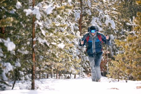 Улыбающийся Человек Рюкзаком Горах Холодная Погода Снег Холмах Зимние Походы — стоковое фото