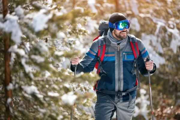 Человек путешествует по зимним заснеженным горам — стоковое фото