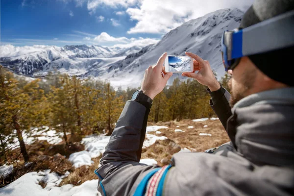 Caminante hombre tomando fotografías paisaje de montaña con teléfono inteligente — Foto de Stock
