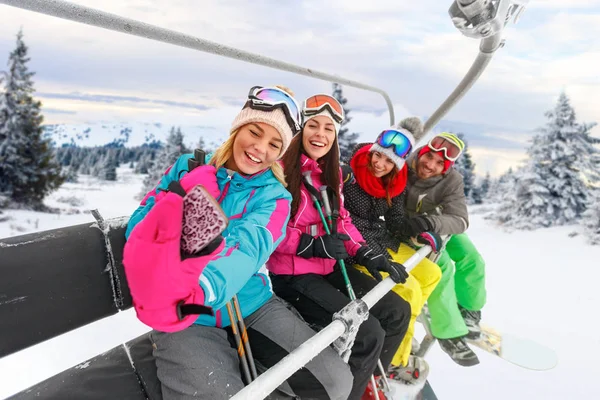 Wesoły znajomi narciarzy korzystających w stokach w ferie zimowe — Zdjęcie stockowe