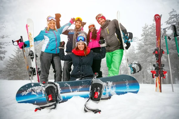朋友滑雪者和滑雪有乐趣在困冬天 — 图库照片