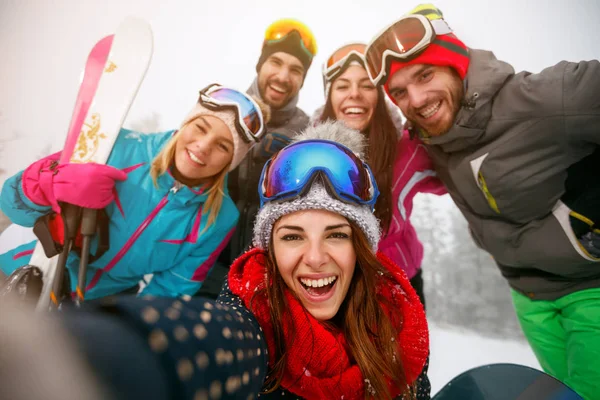 Freunde machen Selfie und haben Spaß im Winterurlaub — Stockfoto