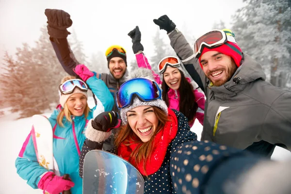 Grupo de amigos alegres con esquí en vacaciones de invierno - Esquiadores —  Fotos de Stock