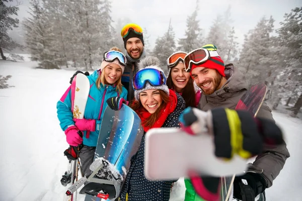 Vrienden met ski glimlachend op wintervakantie - skiërs plezier — Stockfoto