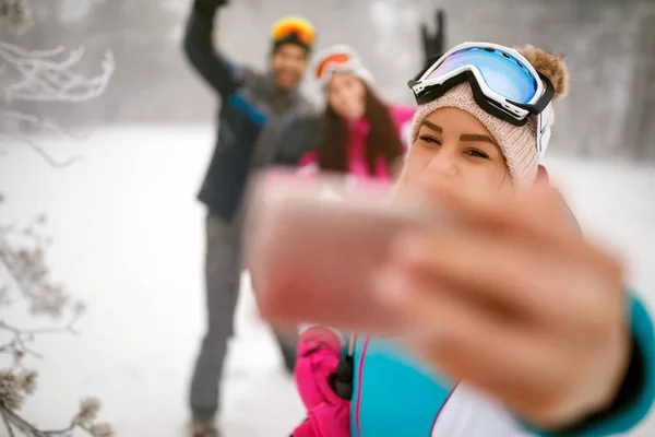 Amigos haciendo selfie de invierno en la montaña en vacaciones de invierno —  Fotos de Stock