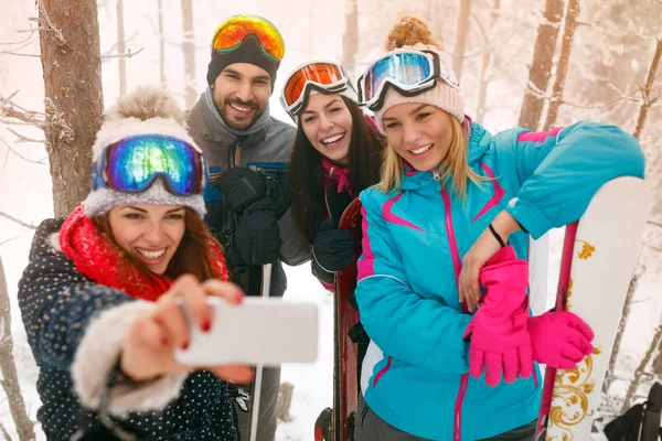 Snowboarder oder Skifahrer machen Selfie im Nebelwald — Stockfoto