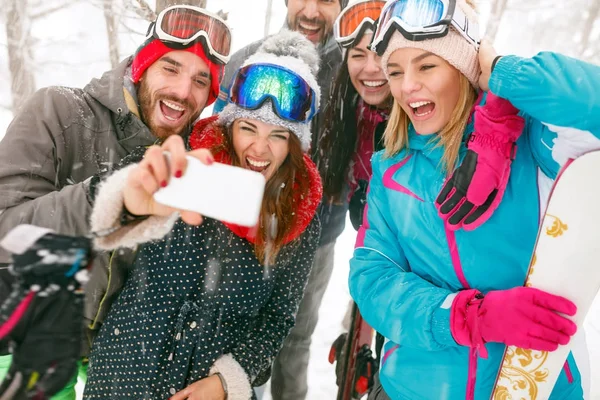 Jeunes snowboarders ou skieurs faisant du selfie dans la forêt de brouillard — Photo