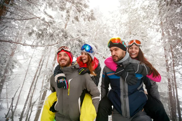 Amigos felices divirtiéndose en la montaña nevada —  Fotos de Stock