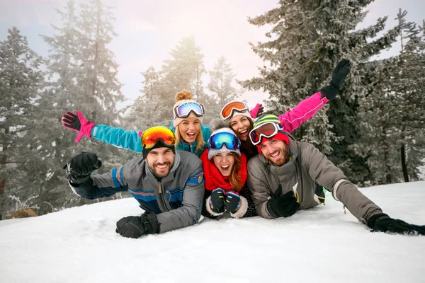 朋友在寒假滑雪者躺在雪地上, 并有乐趣 — 图库照片
