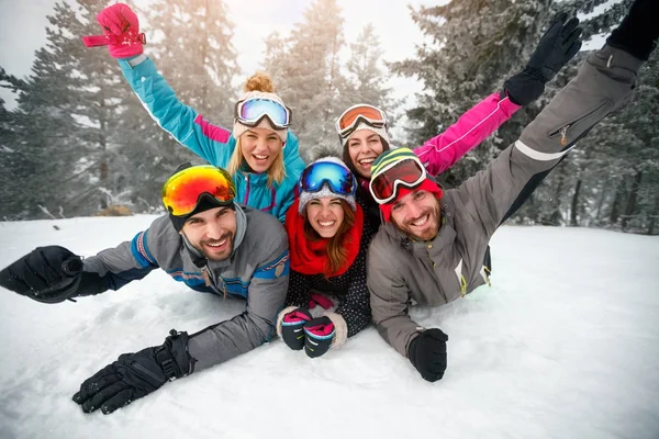 Skiërs liggend op sneeuw en plezier — Stockfoto