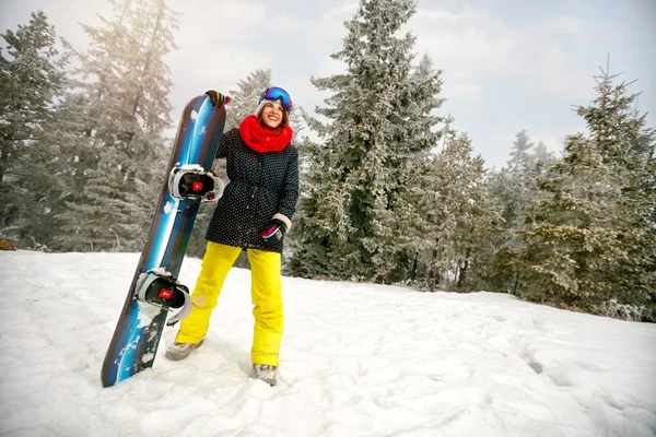 Sport flicka med snowboard utomhus - vinter resort — Stockfoto