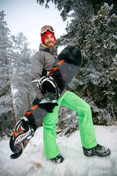 Jeune homme souriant snowboarder — Photo