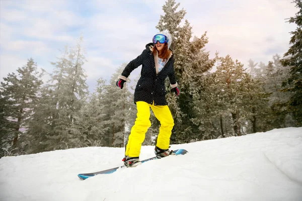 Chica snowboarder en salto en estación de esquí en la montaña- invierno deporte extremo —  Fotos de Stock