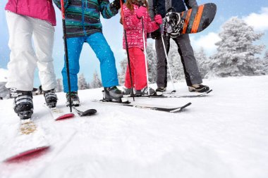 Kayakçı bacaklar Kayak Ayakkabı ve kayaklar, kavramı ile 