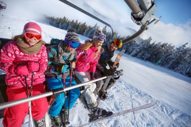 Anne ile çocuk Kayak arazide teleferik kaldırma