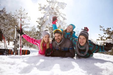 Aile kışın karda yalan tatil ve keyfini çıkarın 