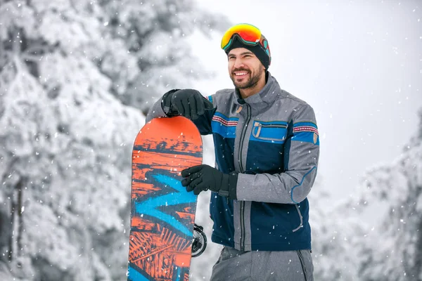 Mann mit Brett im Skigebiet — Stockfoto