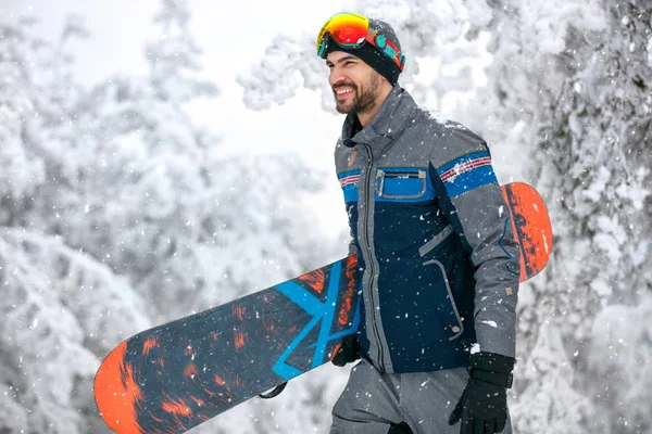 Snowboarder avec snowboard va skier — Photo