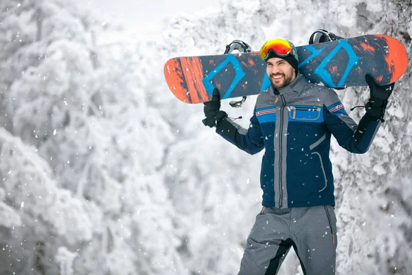 スポーツマンを保持しているスキー板とスキーの地形から返す — ストック写真