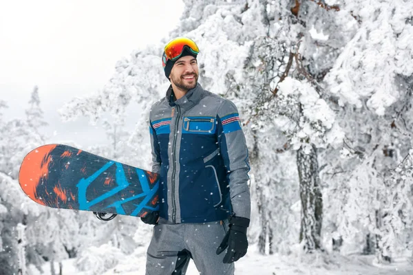 笑顔のスノーボーダーがスノーボードのための委員会を開催 — ストック写真