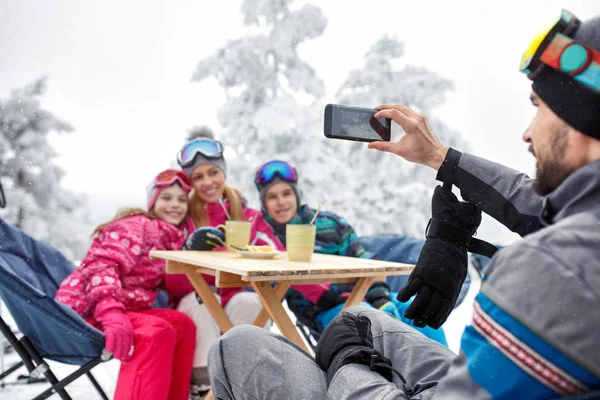 Família em férias de inverno fazendo fotos — Fotografia de Stock