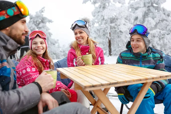 Rodina na lyžařské terény pití čaje — Stock fotografie
