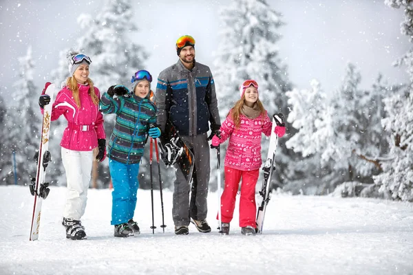 Familie geht mit Skiausrüstung ins Gelände — Stockfoto